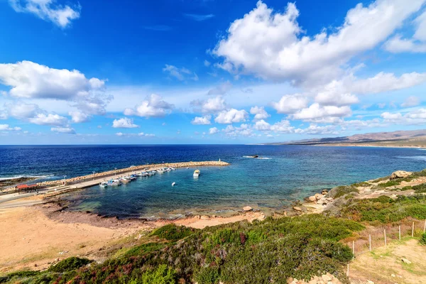 Iate Baía Mar Céu Azul Com Nuvens Fofas — Fotografia de Stock