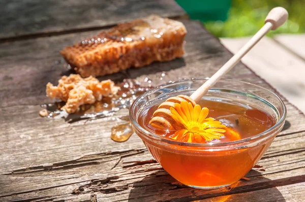 Fresh honey in glass bowl — Stock Photo, Image