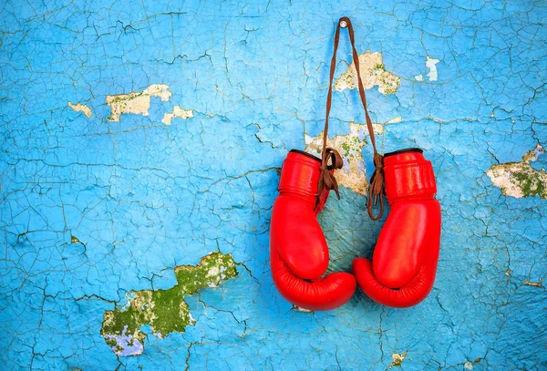 Guantes de boxeo rojos —  Fotos de Stock