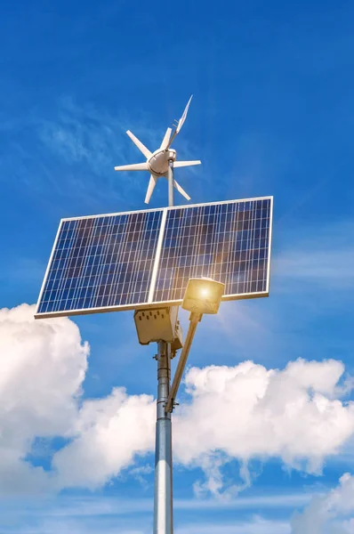 Solpaneler och vindkraftverk — Stockfoto