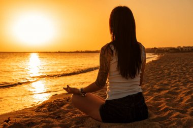 Sahilde meditasyon yaparken.