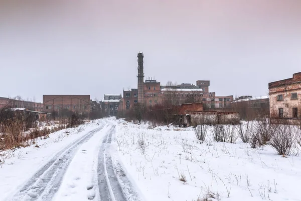 Руины заброшенной фабрики — стоковое фото