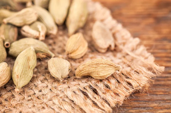 Cardamomo sul tovagliolo — Foto Stock