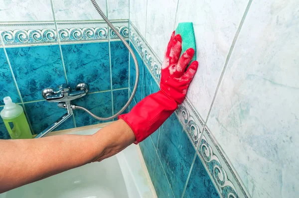 Hand washes the tiles — Stock Photo, Image