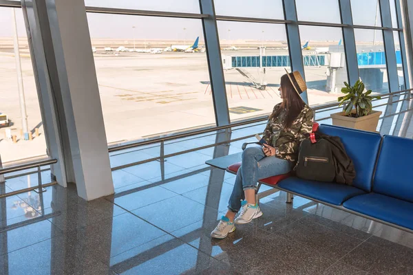 Chica en terminal de aeropuerto — Foto de Stock