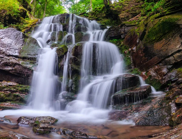 Hermosa cascada en el bosque — Foto de Stock