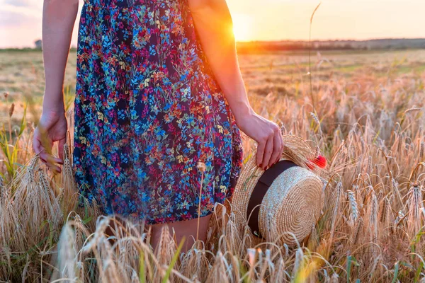 Girl with hat in the field — Stock Photo, Image