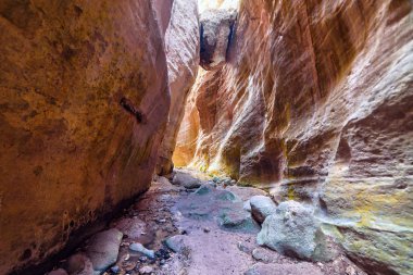 Avakas Canyon güneşli çok renkli taş