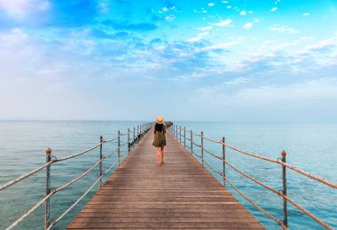 Genç pier girl on