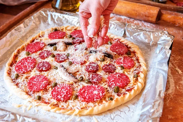 Hacer pizza con salami —  Fotos de Stock