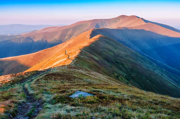 Gündoğumu sırasında dağ Vadisi