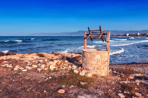 Vecchio pozzo sulla spiaggia — Foto Stock