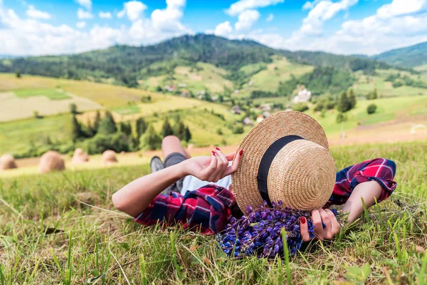 Chica descansando en sombrero de paja — Foto de Stock