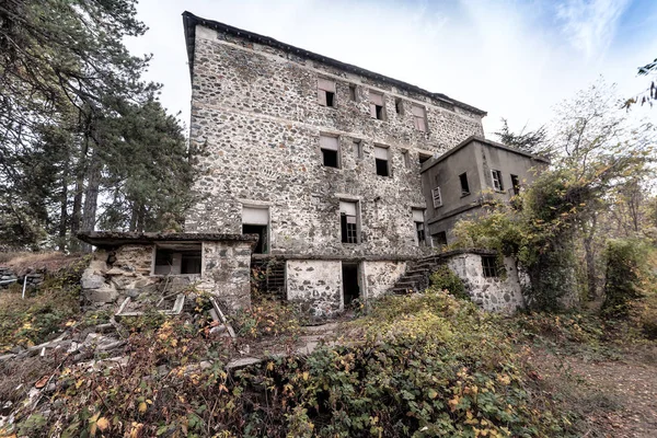 Pozůstatky opuštěného hotelu — Stock fotografie