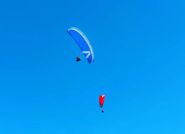 Two paragliders in the sky — Stock Photo, Image