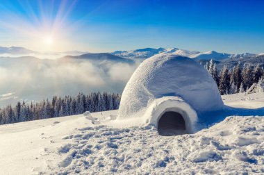 gerçek Igloo ve güneş