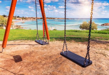 iki çocuk salıncaklar