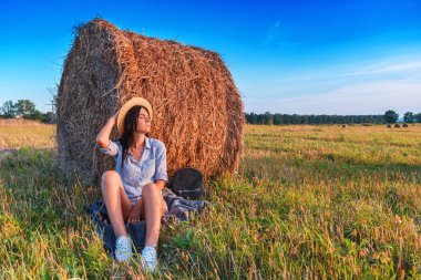 saman balya altında genç kız