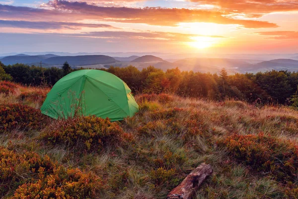Zielony namiot w górach — Zdjęcie stockowe