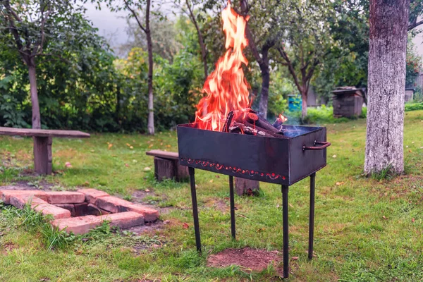 Kovový gril s ohněm — Stock fotografie