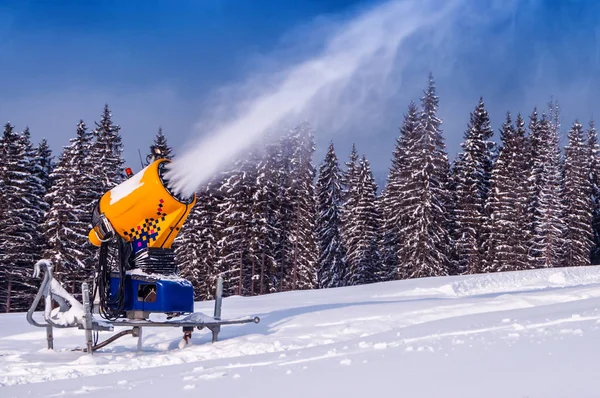 Snow gun makes snow — Stock Photo, Image