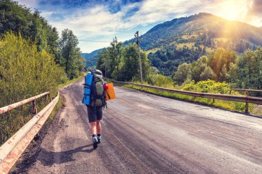 sırt çantası yolda kızla