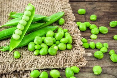 çuval bezi peçete üzerinde yeşil bezelye