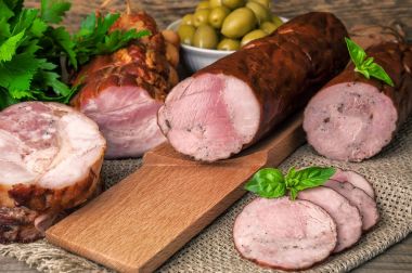 Tütsülenmiş sosis ve salam