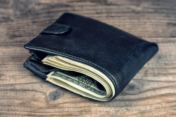 Schwarze Brieftasche mit Dollars — Stockfoto