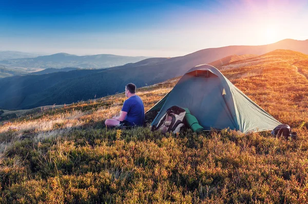 Homem, tenda, montanhas — Fotografia de Stock