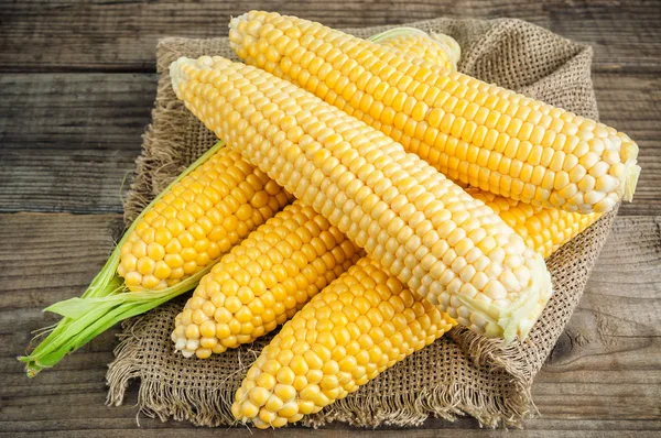 Olgun mısır koçanı peçete üzerinde