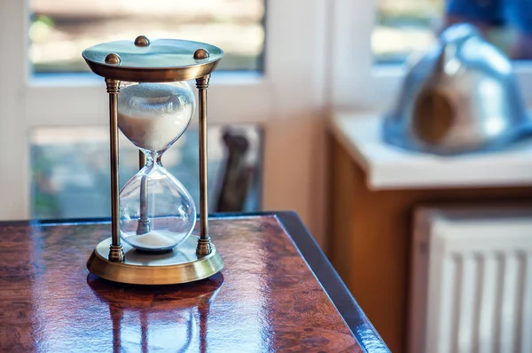 Sanduhr auf dem Tisch — Stockfoto