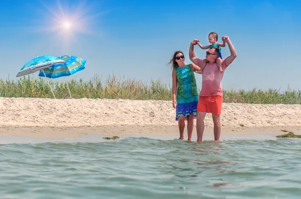 Jovem familly na praia — Fotografia de Stock