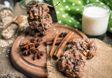 Tarçın, iyi ve süt ile el yapımı yulaf ezmeli kurabiye