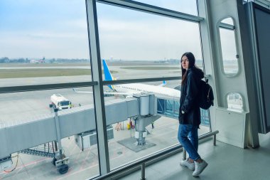 Havaalanında uçuş için bekleyen terminal sırt çantası ile genç kız