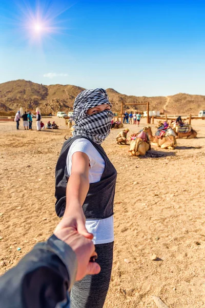 Seguimi Con Giovane Ragazza Nel Deserto — Foto Stock