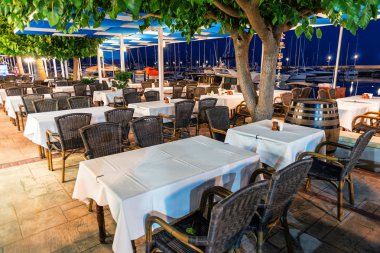 Sandalye ve masa restoranda