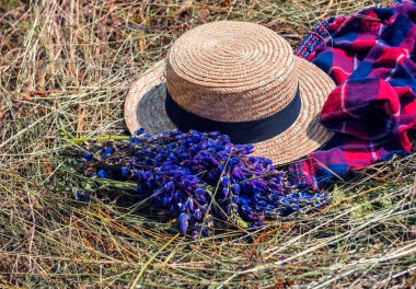 Hasır şapka ve saman kırmızı forması