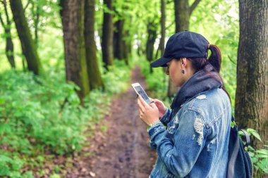 Ormanın içinde smartphone ile genç kız