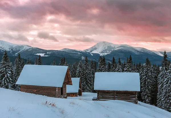 Paisaje con cabañas en las montañas de invierno —  Fotos de Stock