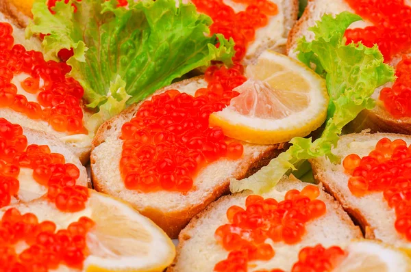 Delicious Bread Red Caviar Lemon Fresh Green Lettuce — Stock Photo, Image