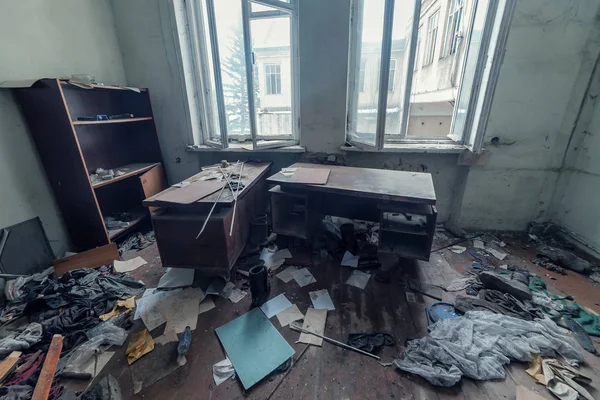 Ordures dans la chambre abandonnée — Photo