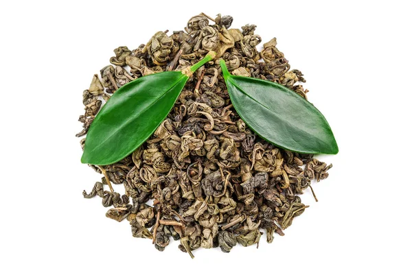 Haufen grüner Tee mit Blättern auf weißem Grund — Stockfoto