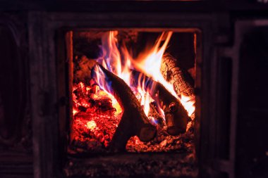 fırında ateş yakar