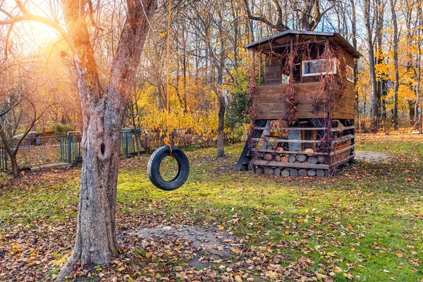 Casa del árbol en el jardín de otoño — Foto de Stock