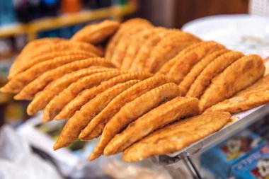 Cheburek - et ve soğan ile kızarmış pasta. Birçok Türk ve Moğol halkların geleneksel çanak.