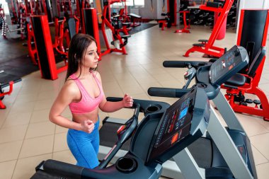 koşu bandı üzerinde genç güzel kız