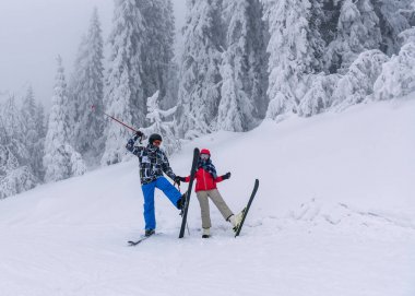 kayakçı kar üzerinde mutlu genç Çift