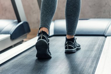 kadın bacaklar siyah spor ayakkabı koşu bandı