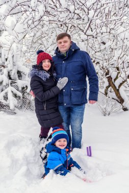 kış orman genç aile portresi